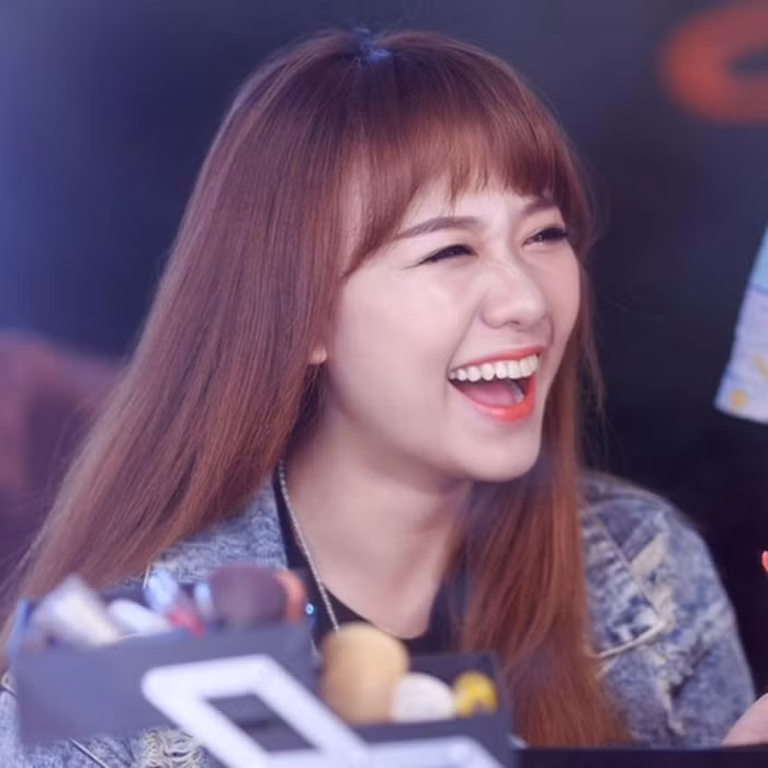 Răng miệng. Làn da đẹp không có khuôn miệng xinh cũng chẳng để làm gì. Vì thế, Hari chia sẻ cô thường đánh răng bằng nước muối ngay sau bữa ăn. Cô cũng chỉ đánh răng bằng nước suối với một loại kem làm trắng răng chuyên dụng, bởi theo cô có nơi nguồn nước không được sạch và dễ ố răng. Ảnh: Saobiz.