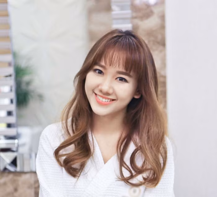 Chọn mỹ phẩm khắt khe. Đối với Hari, khi mua mỹ phẩm cô thường bỏ công sức tìm hiểu xem trong nó gồm những thành phần gì, có nguy hiểm hay không. Mỹ phẩm nào cũng có chất bảo quản và hóa chất nguy hiểm nhưng cô sẽ chọn loại nào ít gây hại cho da nhất. Ảnh: Herworldvietnam.