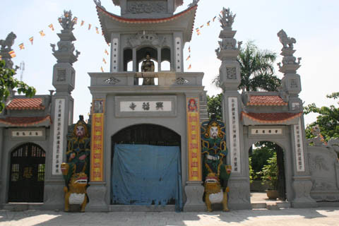 Có rất nhiều điều kỳ bí xoay quanh ngôi Đô Mỹ mà người dân xung quanh vùng không thể lý giải được. Chỉ biết rằng nhiều cặp vợ chồng hiếm muộn về đường con cái đến hành lễ, ăn chay niệm Phật sinh được con, đến những đồ vật trong chùa bị mất cắp nhưng sau đó đều được hoàn trả lại vị trí cũ…