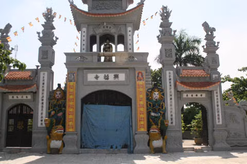 Có rất nhiều điều kỳ bí xoay quanh ngôi Đô Mỹ mà người dân xung quanh vùng không thể lý giải được. Chỉ biết rằng nhiều cặp vợ chồng hiếm muộn về đường con cái đến hành lễ, ăn chay niệm Phật sinh được con, đến những đồ vật trong chùa bị mất cắp nhưng sau đó đều được hoàn trả lại vị trí cũ…