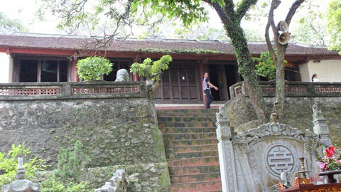  Đền Sinh- Hải Dương Đền Sinh tọa lạc ở trên sườn núi Ngũ Nhạc thuộc xã Lê Lợi, huyện Chí Linh, Hải Dương. Ngôi đền này cũng có lịch sử hình thành lâu đời từ thế kỷ thứ 6.