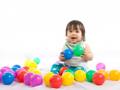 Trước khi trở thành một cầu thủ, em bé của bạn có thể có nhiều trải nghiệm thú vị với những món đồ chơi có hình cầu như quả bóng.