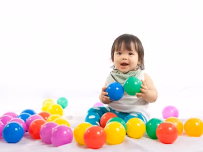 Trước khi trở thành một cầu thủ, em bé của bạn có thể có nhiều trải nghiệm thú vị với những món đồ chơi có hình cầu như quả bóng.