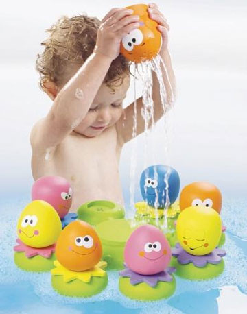 Bé có thể cầm, lắc, đập chúng xuống nước để nước bắn tung tóe. Bạn cũng có thể tham gia vào trò chơi này với bé bằng cách tạo ra hiệu ứng âm thanh (kêu “bộp bộp” mỗi khi bé đập đồ chơi xuống nước) hoặc nói những câu khuyến khích bé với lấy đồ chơi “Con vịt đang bơi đi kìa, còn hãy bắt nó đi”.