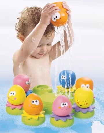 Bé có thể cầm, lắc, đập chúng xuống nước để nước bắn tung tóe. Bạn cũng có thể tham gia vào trò chơi này với bé bằng cách tạo ra hiệu ứng âm thanh (kêu “bộp bộp” mỗi khi bé đập đồ chơi xuống nước) hoặc nói những câu khuyến khích bé với lấy đồ chơi “Con vịt đang bơi đi kìa, còn hãy bắt nó đi”.