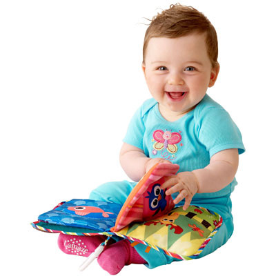 Dù chưa biết đọc nhưng bé rất thích khám phá các trang sách. Những cuốn sách để trẻ sơ sinh học hỏi tốt nhất là sách có hình ảnh đơn giản của vật quen thuộc với bé.