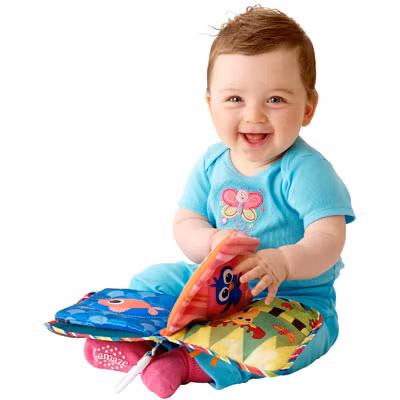 Dù chưa biết đọc nhưng bé rất thích khám phá các trang sách. Những cuốn sách để trẻ sơ sinh học hỏi tốt nhất là sách có hình ảnh đơn giản của vật quen thuộc với bé.