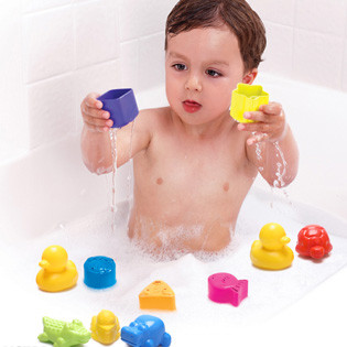 Bé rất thích chơi với các đồ chơi trong lúc tắm. Không cần những loại “hải sản” tôm cá mực như trẻ lớn, trẻ sơ sinh chỉ cần những món đồ chơi đơn giản, một chiếc thuyền hay con vịt, con cá nhỏ bằng nhựa có thể bơi trong chậu tắm của bé.