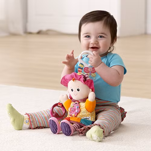 Sự mềm mại của thú nhồi bông sẽ tập cho bé yêu của bạn học cách cầm nắm và cả cách ôm đồ vật vào lòng. Chúng còn giúp bé phát triển xúc giác.