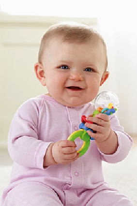 Lúc đầu, có thể bé sẽ ngạc nhiên với tiếng ồn của chiếc xúc xắc, nhưng không lâu sau bé sẽ phát hiện ra bé có thể tạo ra tiếng động mỗi khi vẫy tay hoặc đá chân với chiếc xúc xắc. Khi được khoảng năm tháng, bé có thể cầm chắc chiếc xúc xắc và chuyển từ tay này sang tay kia để chơi.