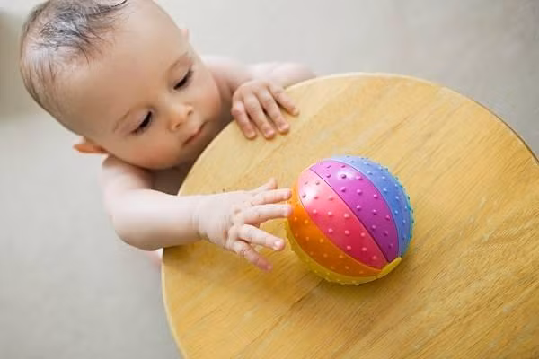 Lớn hơn, bé có thể học cách phán đoán hướng đi của quả bóng, bắt được quả bóng đang lăn và đẩy hay ném quả bóng đi sau đó.