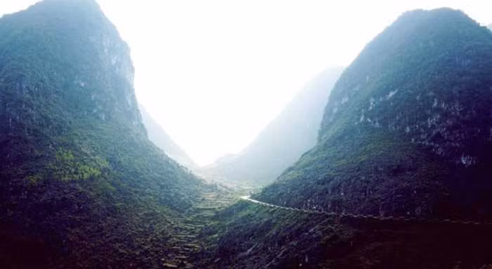 Nước sông xanh một màu xanh ngọc pha với màu lam của núi rừng tạo nên bức tranh sơn thủy hữu tình, đẹp đến huyền hoặc, say đắm lòng người.