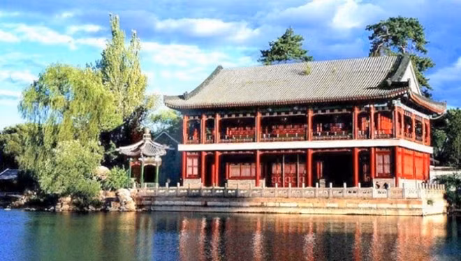 Cung điện gồm các toà nhà của hoàng đế, khu vườn hoàng gia và một số đền đài nguy nga, tráng lệ. Đến đây, du khách sẽ được chiêm ngưỡng một thành phố hoài cổ với những mái ngói rêu phong cùng những hàng cổ thụ già xanh