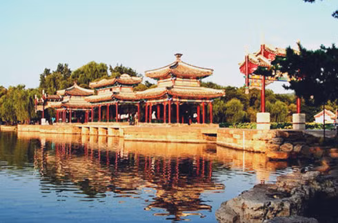  Thừa Đức Ly cung: Cung điện mùa hè Thừa Đức nằm ở phía Bắc của thành phố Thừa Đức, từng là thắng cảnh nghỉ mát của các hoàng đế triều đại nhà Thanh vào mùa hè. Cung điện bắt đầu xây dựng vào khoảng đầu thế kỷ 18, dưới thời trị vì của vua Càn Long, sau 90 năm công trình mới được hoàn thiện.