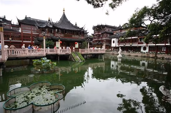  Di Hòa viên: Được xây dựng từ thời nhà thanh, công trình kiến trúc độc đáo này nằm cách thủ đô Bắc Kinh 15km về hướng Tây Bắc theo tiếng Hoa, được hiểu là vườn nuôi dưỡng sự ôn hòa. Cho tới nay, công trình này vẫn được đất nước tỉ dân bảo tồn gần như trọn vẹn với vẻ đẹp của nghệ thuật hoa, cây cảnh truyền thống Trung Quốc.