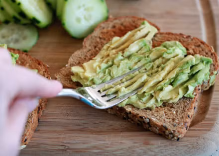 7. Giải độc buổi sáng. Sau 30 phút uống nước chanh là thời gian để bạn ăn sáng. Bạn có thể uống một cốc sữa trái cây nhẹ nhàng (detox smoothie) hay một bát hạt diêm mạch hay một bát ngũ cốc granola đã được chuẩn bị trước. Ăn sáng là bữa ăn quan trọng nhất trong ngày.