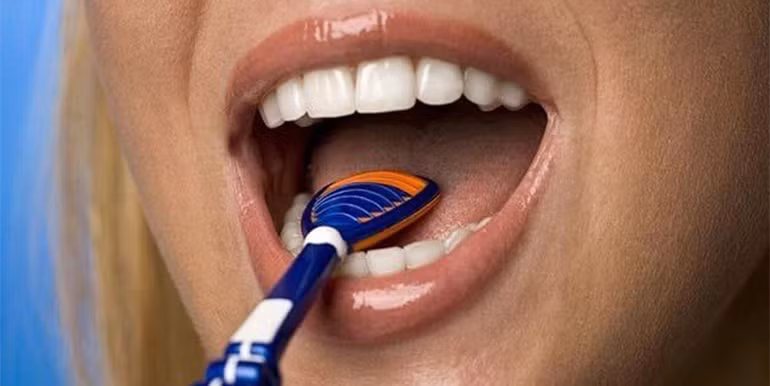 3. Nạo lưỡi. Ngay sau khi súc miệng bằng dầu dừa, bạn có thể tiếp tục nạo lưỡi để loại bỏ hết vi khuẩn, sau đó mới đánh răng.