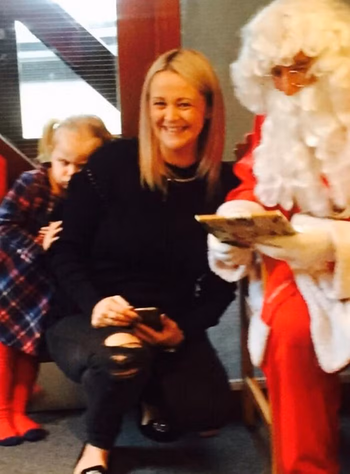 Dù có mẹ bên cạnh nhưng em bé vẫn e dè nép sau lưng mẹ.