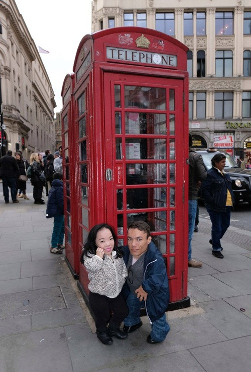 Họ đi thăm tất cả những địa điểm nổi tiếng của thành phố như tháp đồng hồ Big Ben, cầu Cambridge, cung điện Buckingham.
