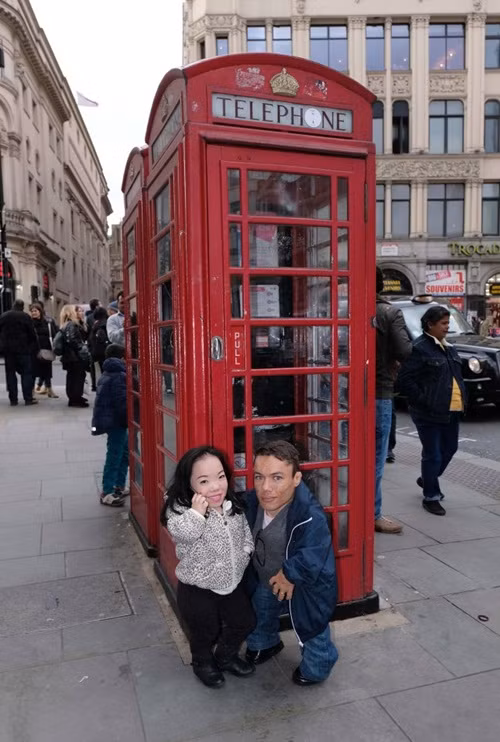 Họ đi thăm tất cả những địa điểm nổi tiếng của thành phố như tháp đồng hồ Big Ben, cầu Cambridge, cung điện Buckingham.