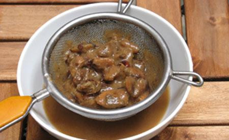 Bạn có thể bỏ một chút bột hạt me vào cốc nước ấm và súc miệng với nước này cũng cho hiệu quả rất tốt.