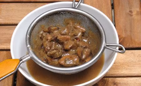 Bạn có thể bỏ một chút bột hạt me vào cốc nước ấm và súc miệng với nước này cũng cho hiệu quả rất tốt.