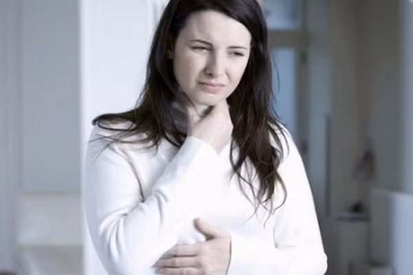 Nước hạt me giàu chất chống viêm và các thành phần kháng khuẩn giúp chống lại đau họng, cảm lạnh và ho.