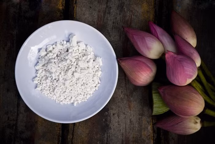 Ngộ độc thức ăn, đại tiện ra máu do ăn phải đồ nguội, độc. Lấy củ sắn dây tươi, ngó sen tươi 2 thứ giã nát, vắt lấy 500ml nước cốt mỗi thứ, hòa đều, uống dần để chất độc trong cơ thể bị thải hết ra ngoài. Ảnh: Dalattomato.