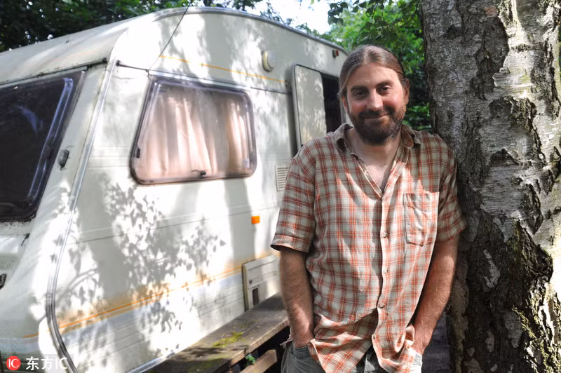 Phil Inkly từng là một kỹ thuật viên máy tính, nhưng anh bị mắc chứng dị ứng điện từ hiếm. Phil Inkly dị ứng với tất cả bức xạ xung quanh mình, bao gồm wifi, điện thoại di động, lò vi sóng, máy vi tính, truyền hình và thậm chí cả pin. Các triệu chứng nghiêm trọng khi tiếp xúc với bức xạ có thể là chảy máu mũi, ngất xỉu, mất ngủ, nhức đầu dữ dội và cảm giác nóng rát. Chính vì thế, anh đã lựa chọn cuộc sống xa rời đô thị ồn ào.