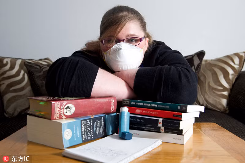 Sinh viên Kirsty Ashmans, người Anh mắc triệu chứng dị ứng kỳ lạ đó là dị ứng với trường học. Nói đúng hơn là Kirsty Ashmans dị ứng với bụi, đặc biệt bụi từ các lớp học và sách giáo khoa trong thư viện có thể dễ dàng gây ra các triệu chứng hen suyễn nặng cho cô. Vì vậy, Kirsty phải hoàn thành tất cả các bài tập ở nhà và phải đeo mặt nạ đến trường. 