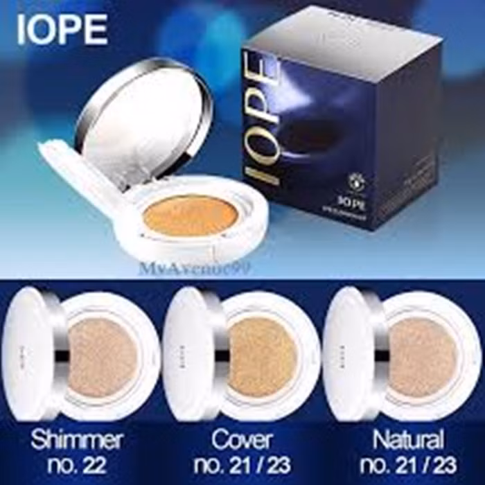IOPE Air Cushion. Dù xuất xưởng đã mấy năm qua nhưng dòng phấn này vẫn gây sốt với các tín đồ làm đẹp bởi đặc tính của dòng phấn đa tác dụng, độ mỏng nhẹ khi tán trên da do chất kem lỏng như thạch, mềm hơn cả thạch sữa chua tạo cảm giác đánh mà như không cho các nàng. Ảnh: Muasam.