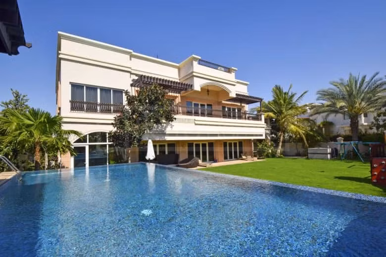 13. Căn biệt thự rộng 1.393 m2 tại Emirates Hills Villa – 13,06 triệu USD Biệt thự đặc biệt này có diện tích khoảng 1.393 m2 và có 6 phòng ngủ có thể nhìn ra một hồ nước yên tĩnh. Trong biệt thự này có một nhà bếp trang bị đầy đủ với quầy bar riêng, hai phòng chờ riêng biệt và một phòng ăn. Toàn bộ nội thất được trang trí theo phong cách hiện đại. Nó cũng có hồ bơi riêng và cái nhìn toàn cảnh ra sân golf nổi tiếng Montgomerie Championship Golf Course. Emirates Hills có giá ước tính khoảng 13,06 triệu USD. 