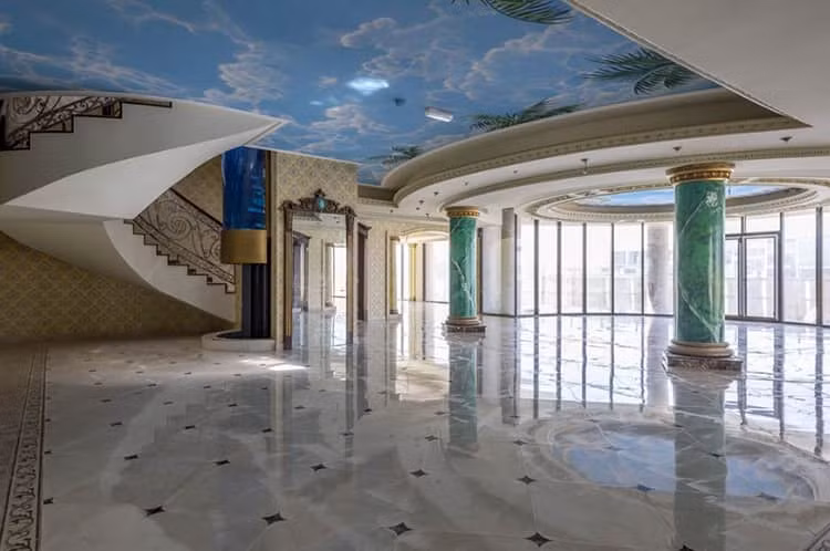 11. Biệt thự rộng 2.322 m2 tại Emirates Hills Villa – 13.6 triệu USD Không giống như những biệt thự phía trước, căn biệt thự này chiếm một diện tích khoảng 2.322 m2 và giá khoảng 13,6 triệu USD. Nó đi kèm với bốn phòng ngủ lớn, cùng với một phòng khách lớn, nhà bếp, phòng ăn, học tập và không gian sống riêng biệt cho quản gia. Bên trong căn biệt thự gồm nhiều bức tượng mang phong cách Phục Hưng và một số đài phun nước ở bên ngoài. 