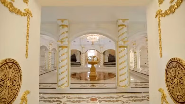 7. Renaissance Emirates Hills Villa – 18.7 triệu USD Renaissance Emirates Hills Villa có giá 18,7 triệu USD, bởi vì nó có chức năng như hai khu sinh hoạt riêng biệt, trang bị đầy đủ để phục vụ cho hai gia đình khác nhau. Căn nhà chính sở hữu 4 phòng ngủ phong cách khác nhau, phòng khách riêng, nhà bếp, phòng giặt ủi, và một khu vực sinh sống mà chiếm toàn bộ tầng trệt. Căn nhà thứ hai là phần nhỏ hơn của biệt thự đi kèm với 3 phòng ngủ, và một phòng tắm chính trong đó có phòng tắm hơi và bể sục riêng. 