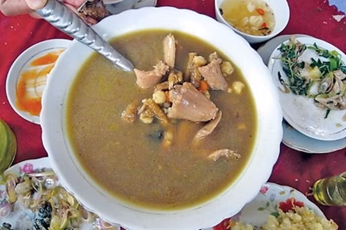 Bổ sung dinh dưỡng giúp người già ăn ngon ngủ tốt, trẻ con hết chứng bụng ỏng, da xanh. Lấy thịt dơi bằm nhỏ hoặc để nguyên con, xào gia vị cho đậm đà rồi cho vào nồi cháo gạo nấu nhừ với đậu xanh, gừng, nấm rơm, hành lá cùng một ít gia vị cần thiết. Cháo dơi ăn với giá sống, rau đắng đồng, chút chanh tươi, chấm muối tiêu chanh ớt hoặc nước mắm trong. Ảnh: Cảnh Sát Toàn Cầu.