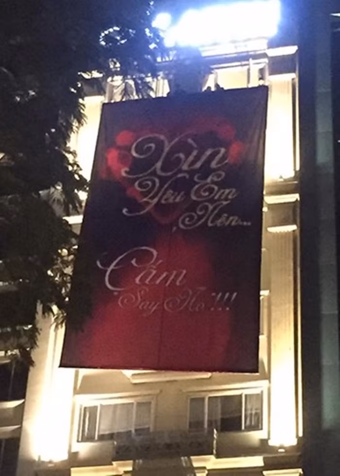 Trấn Thành tâm lý tặng người yêu một bó hồng rất to. Bất ngờ nhất dành cho Hari là lời cầu hôn về một đám cưới cổ tích. Anh còn làm một tấm áp phích hài hước khiến Hari không thể từ chối lời cầu hôn. Ảnh: Zing.