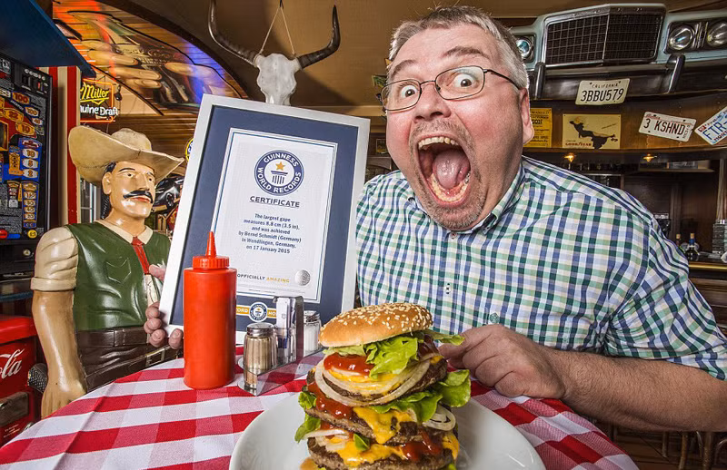 Chiếc miệng lớn nhất thế giới thuộc về người đàn ông 47 tuổi người Đức có thể đặt miệng mở rộng khoảng 8 cm ở phía trước của một chiếc bánh hamburger. Để giành chiến thắng danh hiệu “miệng lớn” này, ông thường giữ một thanh kim loại giữa các răng trên và dưới . 