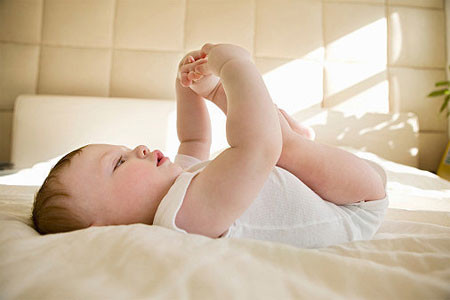 Ba ngày đầu, để bé làm quen với việc tắm nắng, mẹ nên để bé trong bóng râm ít nhất 10 phút.