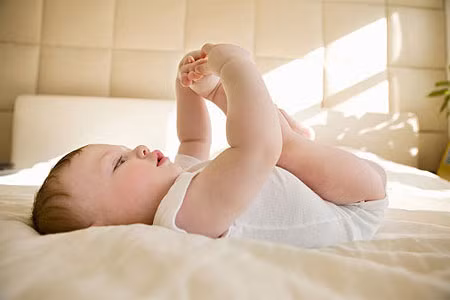 Ba ngày đầu, để bé làm quen với việc tắm nắng, mẹ nên để bé trong bóng râm ít nhất 10 phút.