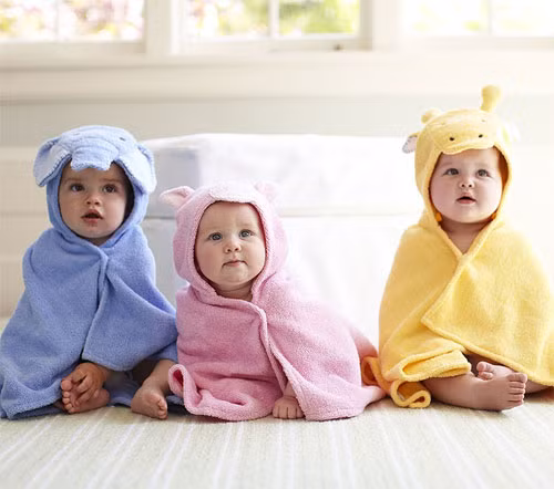 Đến ngày thứ tư, mẹ bắt đầu cho bé tiếp xúc nhiều hơn với nắng. Mẹ nên tắm nắng cho bé 5 phút phía bụng, sau đó là 5 phút ở phần lưng bé. Ảnh: Mẹo nuôi con.