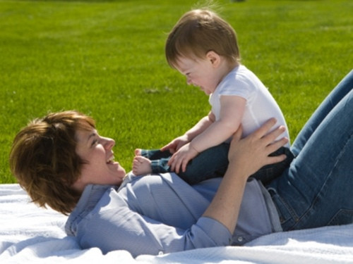 Hai mốc thời gian lý tưởng để tắm nắng cho trẻ trong ngày đó là vào 8-9h sáng và 16-17h chiều. Đây là thời điểm tia cực tím từ mặt trời phát ra rất yếu nên không ảnh hưởng đến sức khỏe của bé đồng thời là thời điểm để bé hấp thụ vitamin D tốt nhất.