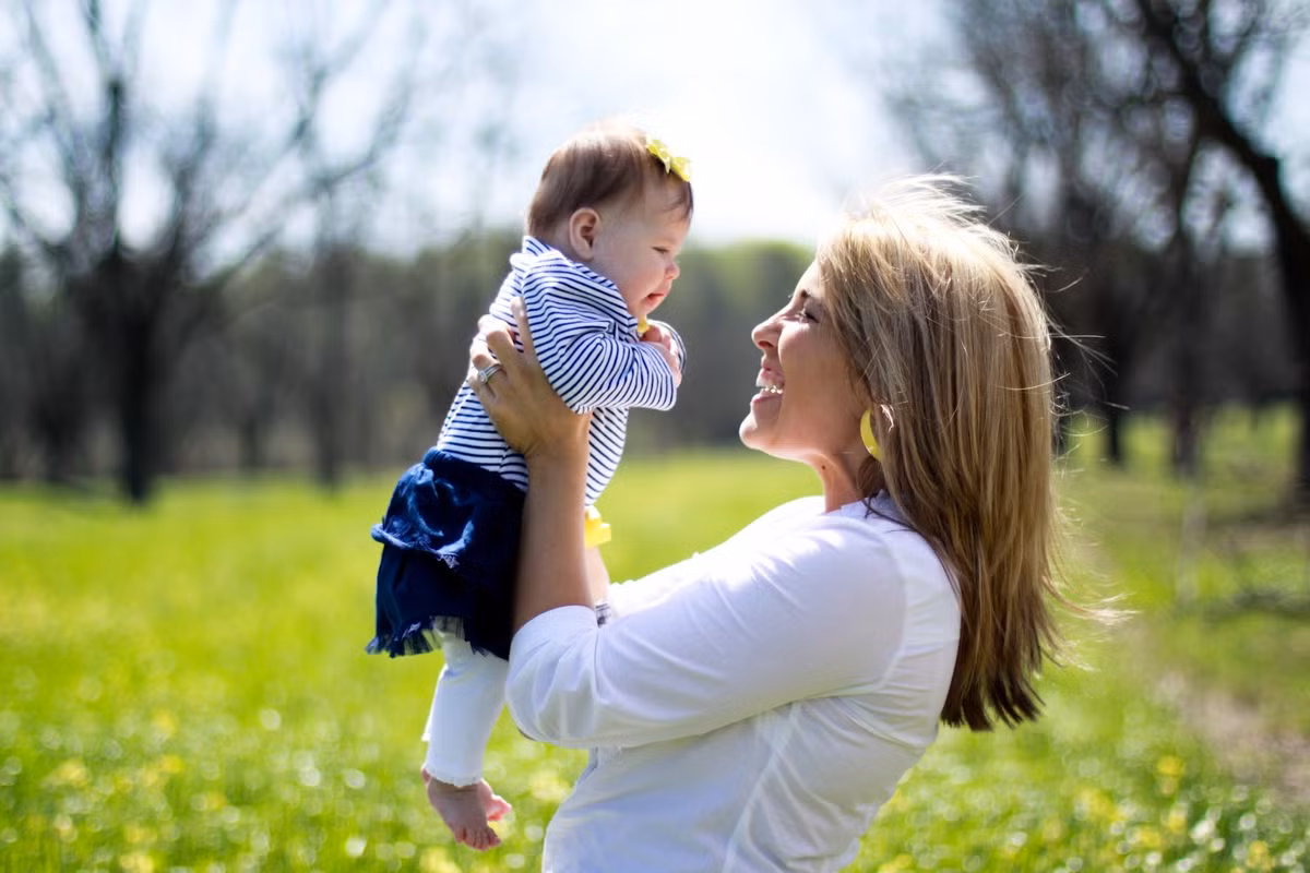 Đặc biệt đối với trẻ nhỏ, việc tắm nắng mùa đông trong khoảng thời điểm từ 9-10h sáng và 16-17h chiều rất tốt cho sự phát triển của cơ thể bé.