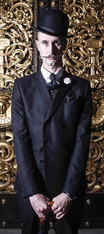 Thí sinh với bộ "râu vểnh" rất phong cách.