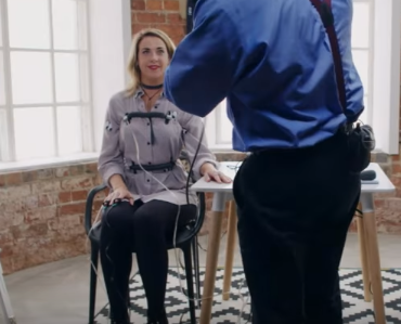 Tại đây, họ sẽ được đo nhịp tim, huyết áp và một số thiết bị khác để chẩn đoán cảm xúc của họ trước và trong khi họ trả lời câu hỏi.