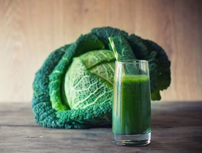 Chữa loét dạ dày tá tràng. Bạn hãy tách lấy lá bắp cải xoăn rửa sạch và chần qua nước sôi sau đó giã nát và lọc lấy phần nước. Mỗi ngày uống 1lít nước ép (2kg bắp cải sẽ ép được khoảng 1 lít nước), chia làm nhiều lần, mỗi lần uống khoảng 250 ml. Bạn có thể thêm chút đường hoặc muối. Sử dụng liên tục khoảng 2 tháng để xoa dịu cơn đau tá tràng. Ảnh: Khoe365.