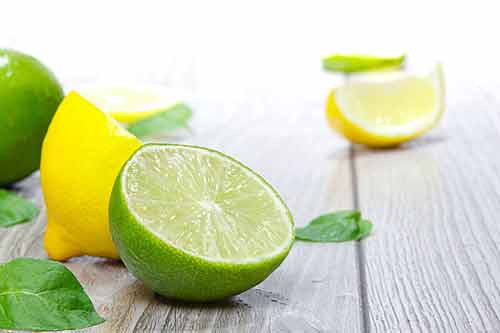 Nước chanh: Axit citric có trong chanh sẽ tiêu diệt vi khuẩn, phục hồi cân bằng độ pH của da và làm sáng da.