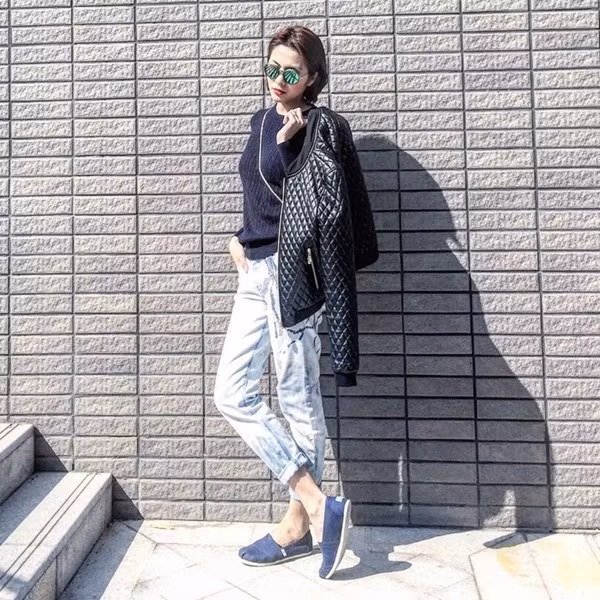 Ngày nắng ấm, Tăng Thanh Hà diện áo len cổ tròn cùng quần jeans bụi phủi. Ngọc nữ màn ảnh Việt "mix" trang phục cùng áo khoác da và giày xỏ Toms năng động . Ảnh: MegaFun.vn.