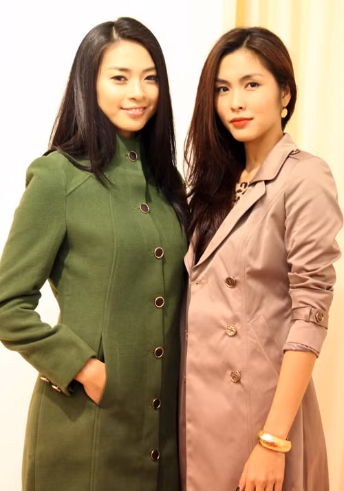 Ngô Thanh Vân cho biết chiếc áo dạ xanh này dư sức giúp cô "đương đầu" với gió lạnh của miền Bắc trong những chuyến lưu diễn cuối năm. Còn Hà Tăng lại tin rằng chất kaki nhẹ nhàng và phù hợp với những ngày Sài Gòn trở gió. Ảnh: Zing.vn.