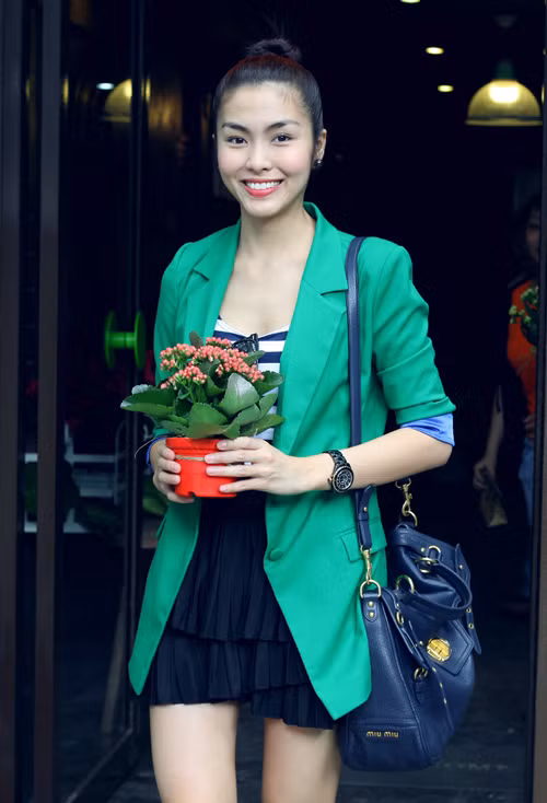 Chắc chắn áo khoác blazer không thể thiếu trong tủ đồ của các cô nàng ưa thích phong cách thời trang thanh lịch, trang nhã nhưng vẫn rất cá tính. Đây cũng là mẫu áo khoác được Tăng Thanh Hà ưa thích nhất. Ảnh: emdep.vn.