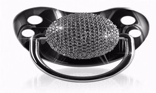 Ti giả gắn kim cương. Món đồ cho trẻ sơ sinh này được đính 250.000 viên kim cương trắng và vàng trắng 18k. Nhà thiết kế của núm ti này cho rằng, nó là sản phẩm cho trẻ sơ sinh hoàn hảo nhất thế giới với núm ti xịn bằng silicon và thể hiện được đẳng cấp con nhà giàu. Núm ti này có giá khoảng 473 triệu đồng.